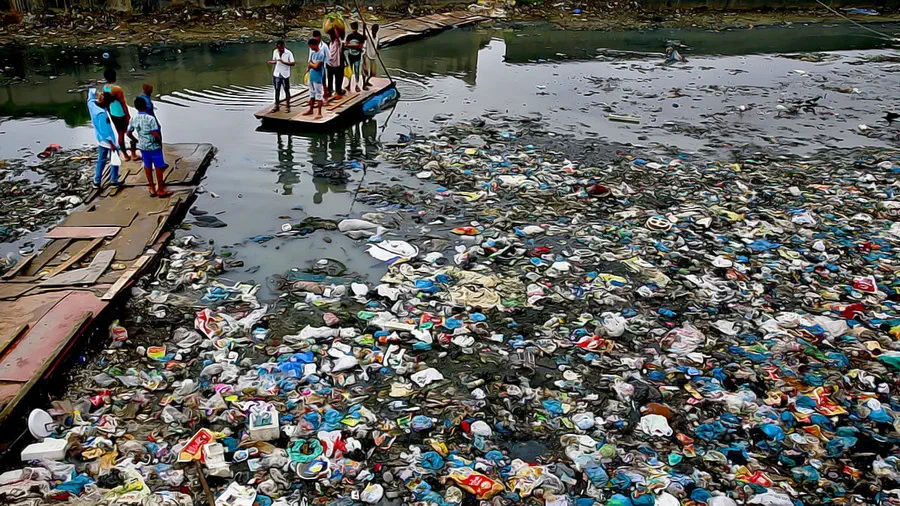 Rzeka pełna śmieci