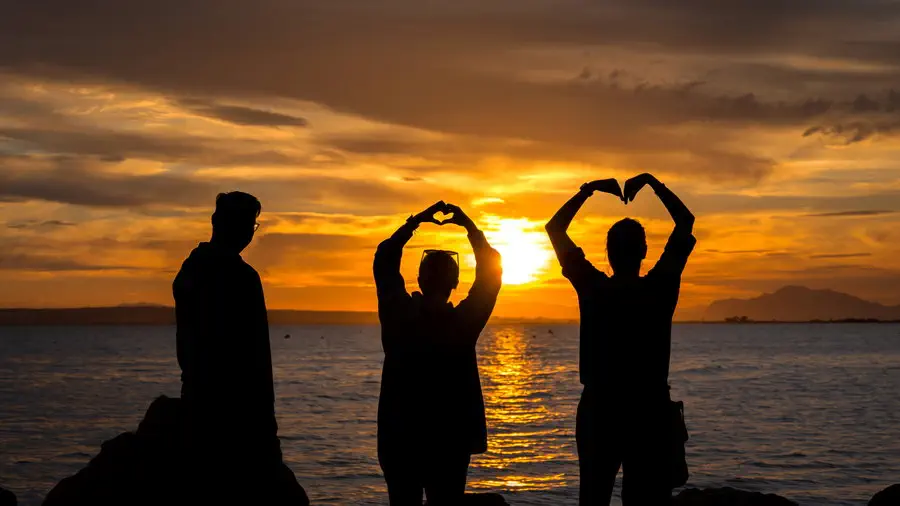 Szczęśliwi ludzie na plaży