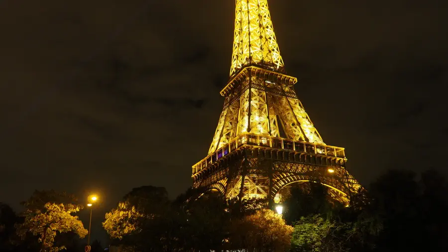 Nocny spacer po Paryżu koło wieży Eiffla