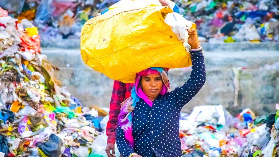 Ludzie pracujący na wysypisku śmieci w Indiach