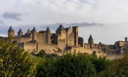 Carcassonne średniowieczne miasto twierdza we Francji