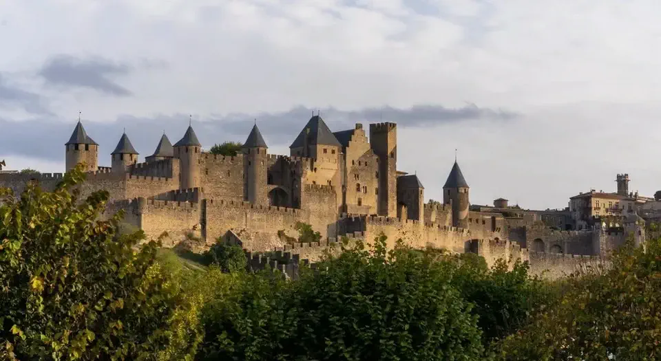 Carcassonne średniowieczne miasto twierdza we Francji