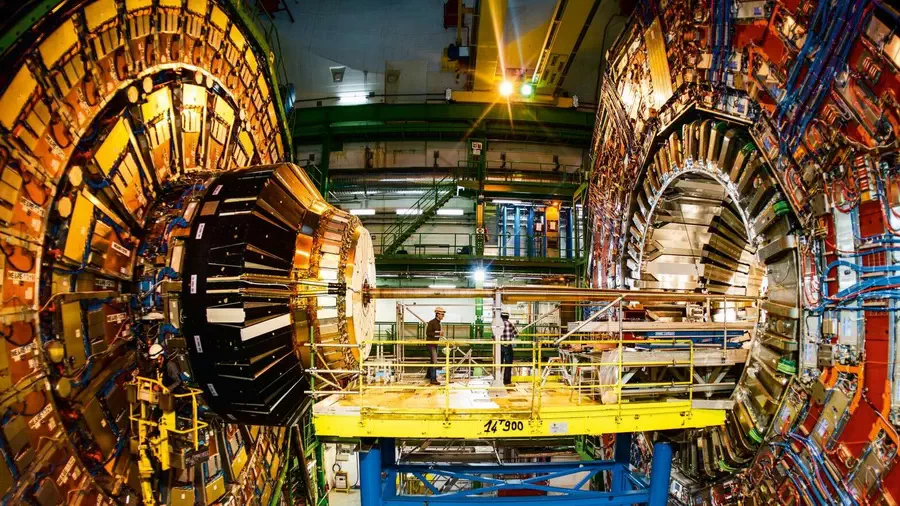Detektor cząstek elementarnych w CERN pod Genewą