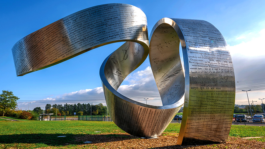 Rzeźba przed CERN w Genewie