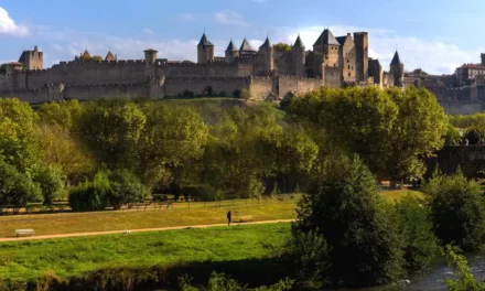 Carcassonne średniowieczne miasto twierdza we Francji