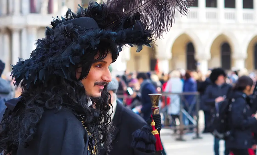 Mężczyzna w stroju z minionej epoki w Wenecji