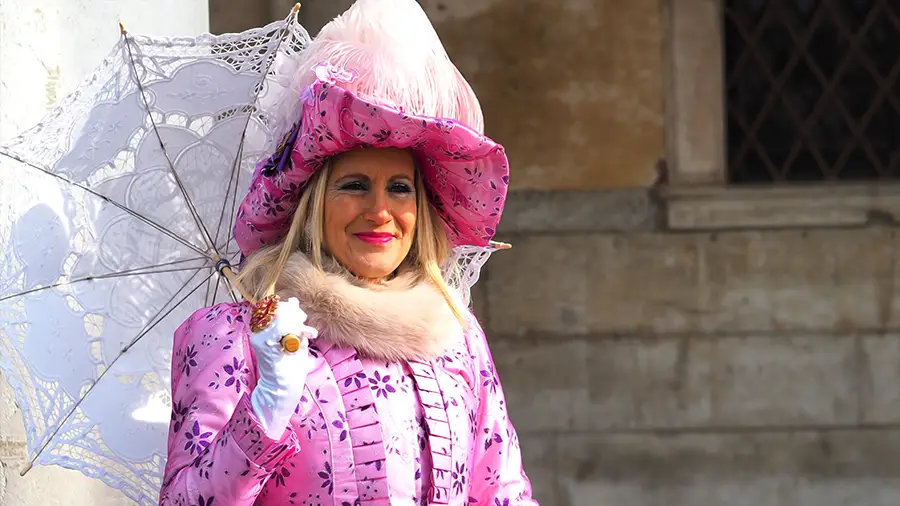 Kobieta przebrana w strój z innej epoki w Wenecji