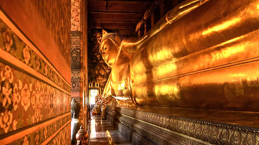 Posąg leżącego Buddy w Bangkoku
