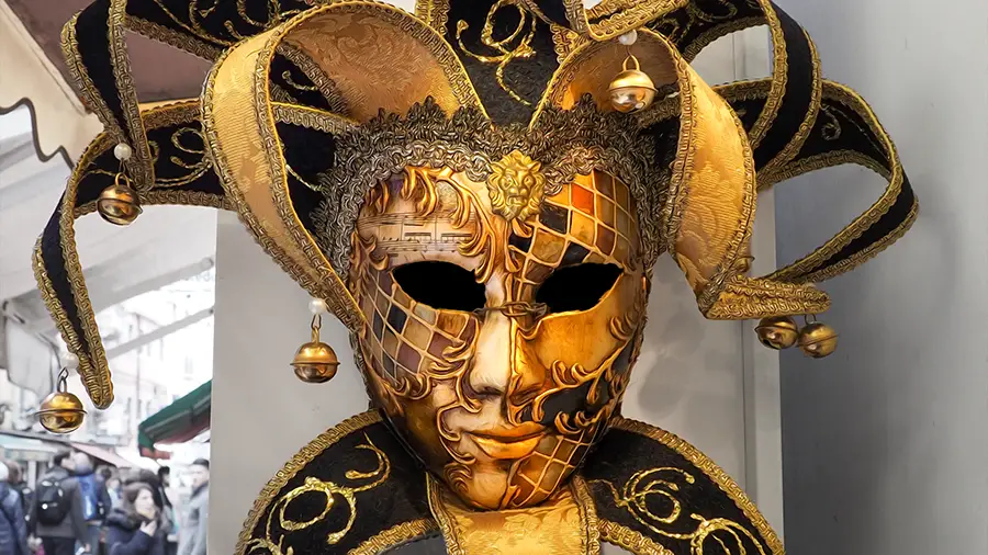 Złota maska z Wenecji. Maska cała w złocie
