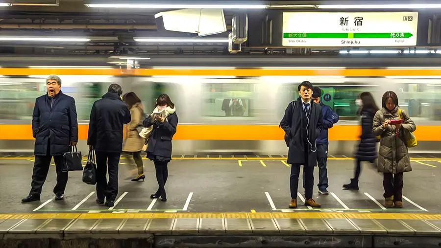 Ludzie na peronie w Japonii