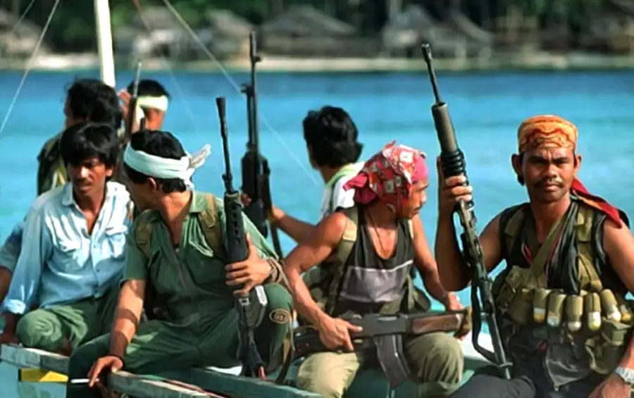 Uzbrojeni piraci na łodzi