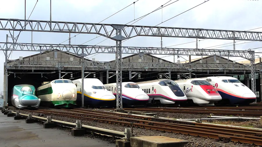Stacja kolejowa w Japonii i szybkie pociągi na bocznicy