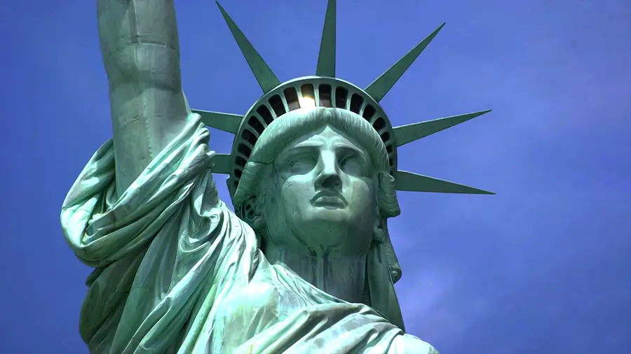Twarz posągu Statuy Wolności na tle nieba