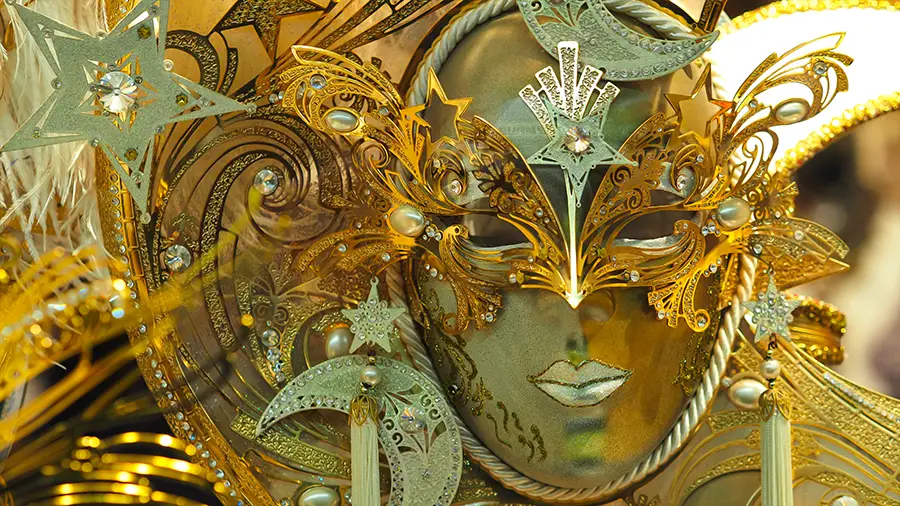 Złota maska z Wenecji.. Pełna ozdób i złota maska wenecka