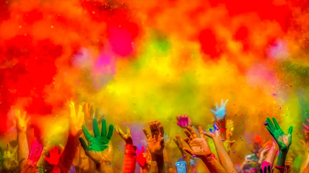 Kolorowe święto wiosny holi w Indiach