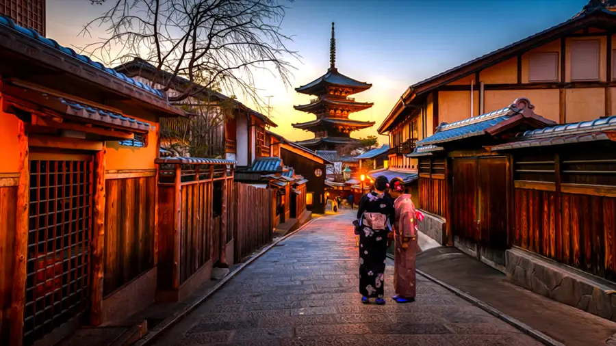 Japonia i bezpieczeństwo. W reprezentacyjnych miejscach Tokio można spotkać bogate Japonki w stylowych kimonach