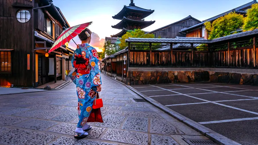 Japonia i bezpieczeństwo. Japońska kobieta w kimonie i z parasolem