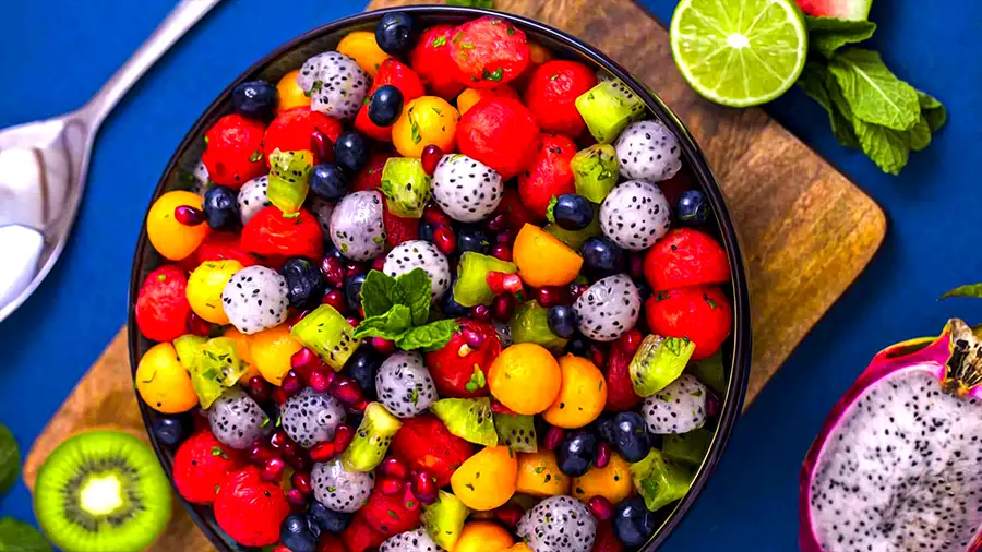 Owoce w Tajlandii. Sałatka owocowa na talerzu.