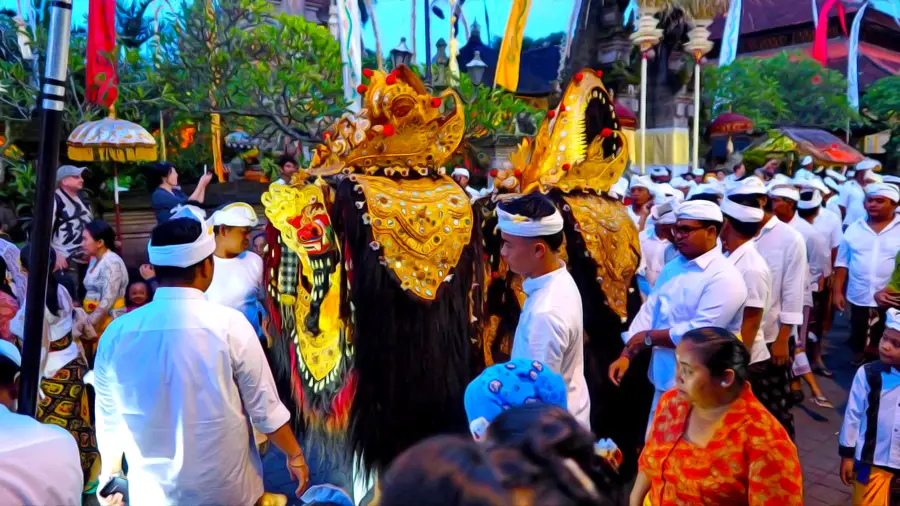 Kolorowe pochody na Bali w Indonezji