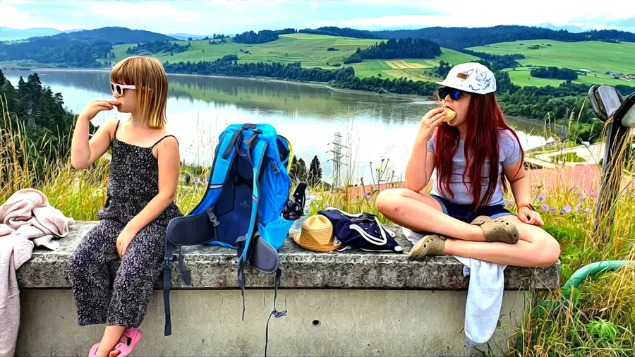 Zamek Dunajec. Dziewczynki na zamku w Niedzicy