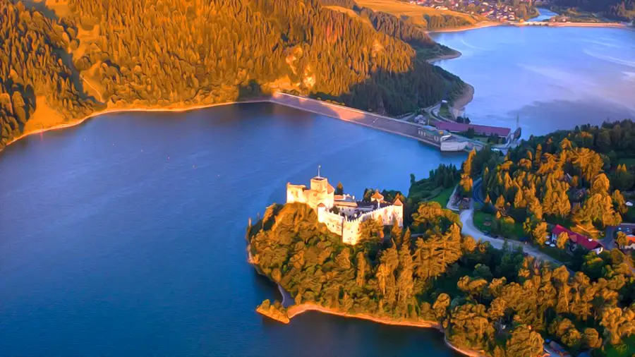 Zamek Dunajec. Widok na zamek w Niedzicy oraz tamę wodną