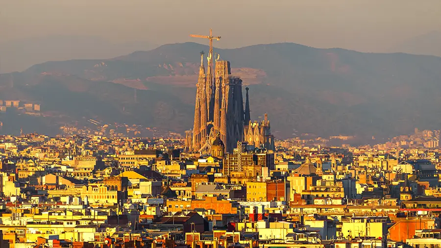 Sagrada Familia w Barcelonie widok na miasto