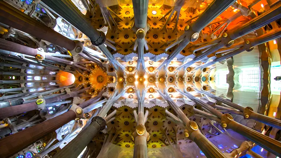 Wnętrze Bazyliki Sagrada Familia w Barcelonie