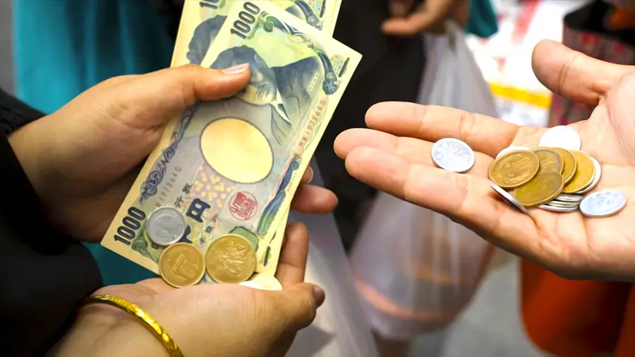 Japońskie pieniądze przechodzą z ręki do ręki