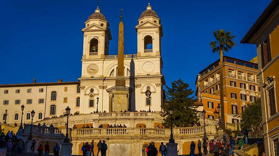 Kościół Trinita dei Monti na wzgórzu Pincio w Rzymie