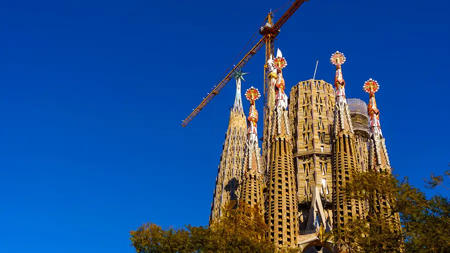 Sagrada Familia w Barcelonie widok od strony parku