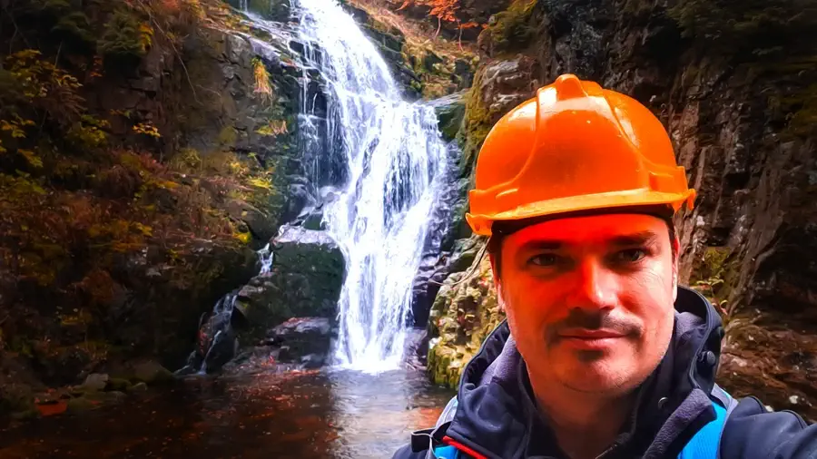 Wodospad Kamieńczyka i Michał Baranowski w kasku