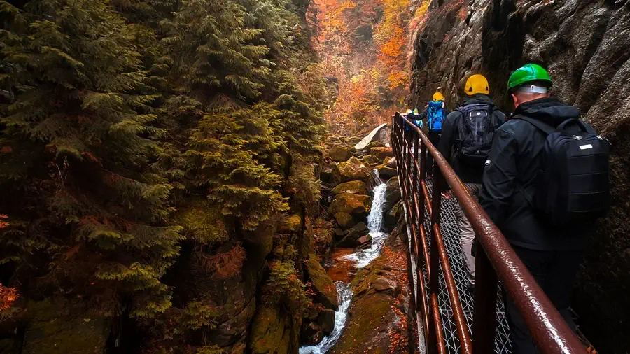 Ludzie idący do wodospadu Kamieńczyka w Sudetach