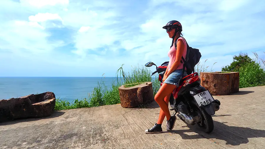 Magdalena Kiżewska na skuterze wyspa Koh Chang w Tajlandii