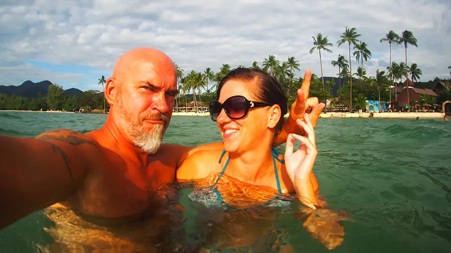 Kąpiel w zatoce Salak Phet Bay na wyspie Koh Chang