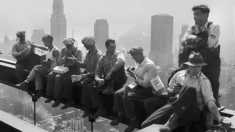 Śniadanie na wysokości kilkuset metrów podczas budowy Rockefeller Center w Nowym Jorku
