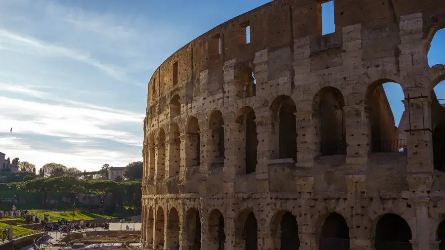 Rzym atrakcje - Koloseum w Rzymie o zachodzie słońca