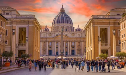 Plac Świętego Piotra i Kolumnada Berninieg w Rzymie