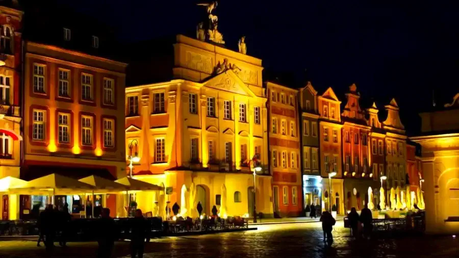 Poznań nocą spacer ulicami miasta 