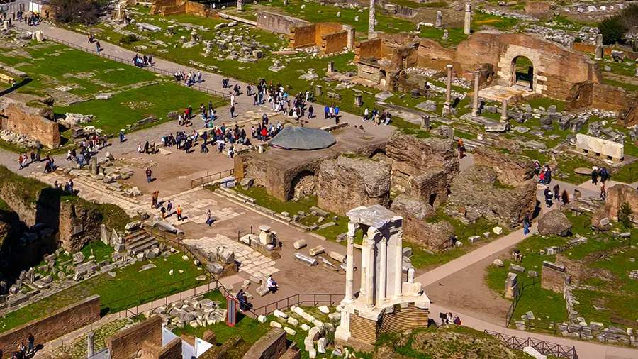 Świątynia Cezara na Forum Romanum w Rzymie