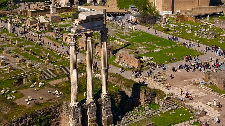 Ruiny świątyni Polluksa i Kastora na Forum Romanum w Rzymie