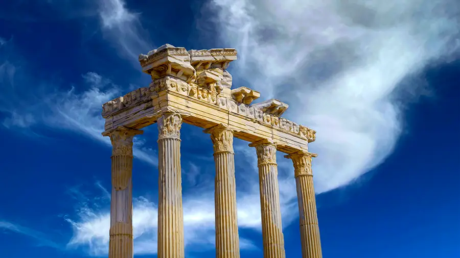 Starożytne miasto Side w Turcji. Świątynia Apollina nad brzegiem morza.