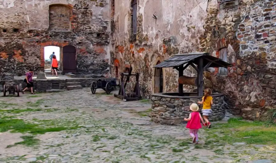Zamek Bolków muzeum zamkowe i dzieci bawiące się na dziedzińcu