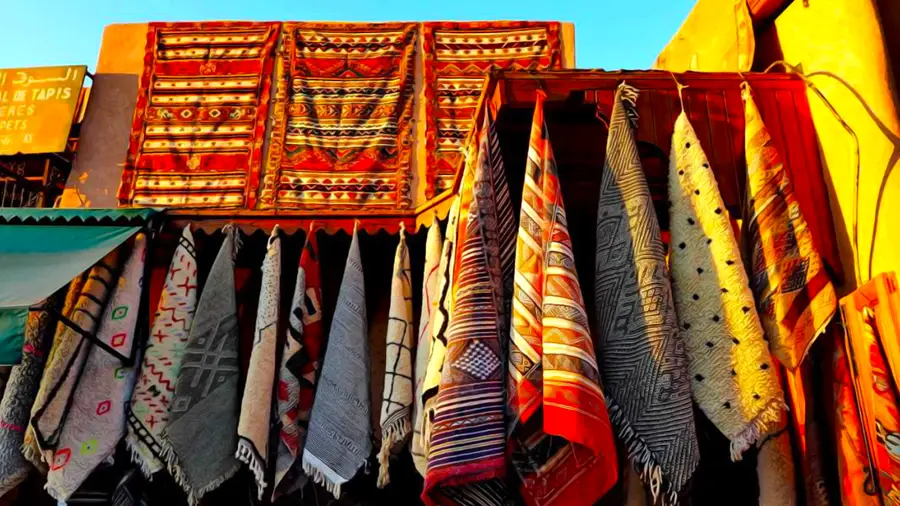 Dywany na bazarze Dżami al-Fana w Marrakeszu