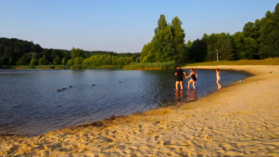 Kąpielisko nad zalewem Rudka w Zwierzyńcu.