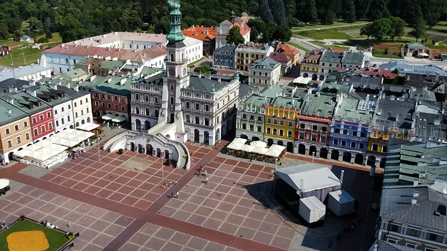 Rynek w Zamościu zupełnie bez zieleni