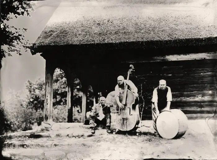 Zdjęcie czarnobiałe przedstawiające dawne tradycje weselne na Kaszubach.