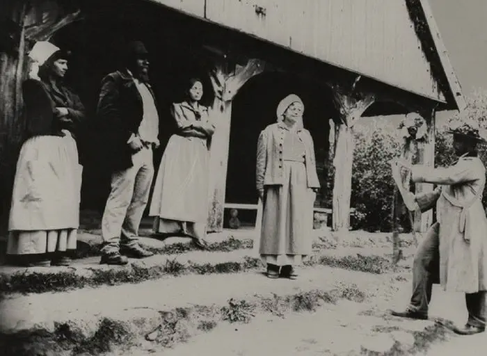 Zdjęcie czarnobiałe przedstawiające dawne tradycje weselne na Kaszubach.