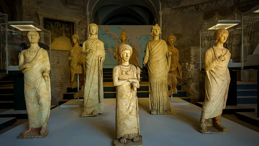 Wnętrze świątyni Romulusa w Rzymie na Forum Romanum 