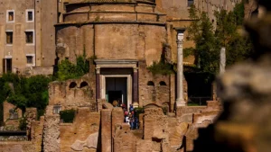 Rzym atrakcje - Świątynia Romulusa na Forum Romanum widok z zewnątrz