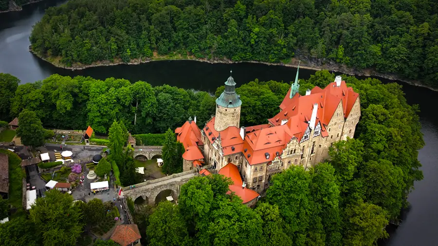 Zamek Czocha w województwie dolnośląskim. Widok z dronu. 